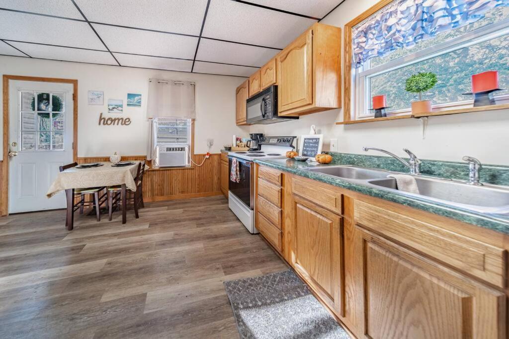 Cottage In The Falls, 2 B, 2 Bath, Fireplace Cuyahoga Falls Exteriör bild