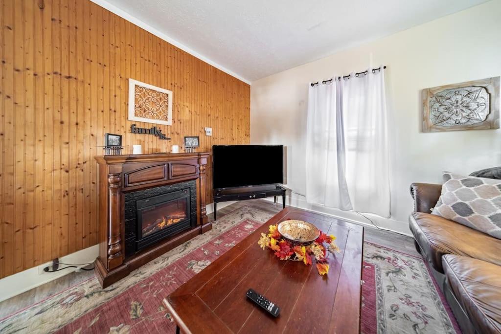 Cottage In The Falls, 2 B, 2 Bath, Fireplace Cuyahoga Falls Exteriör bild