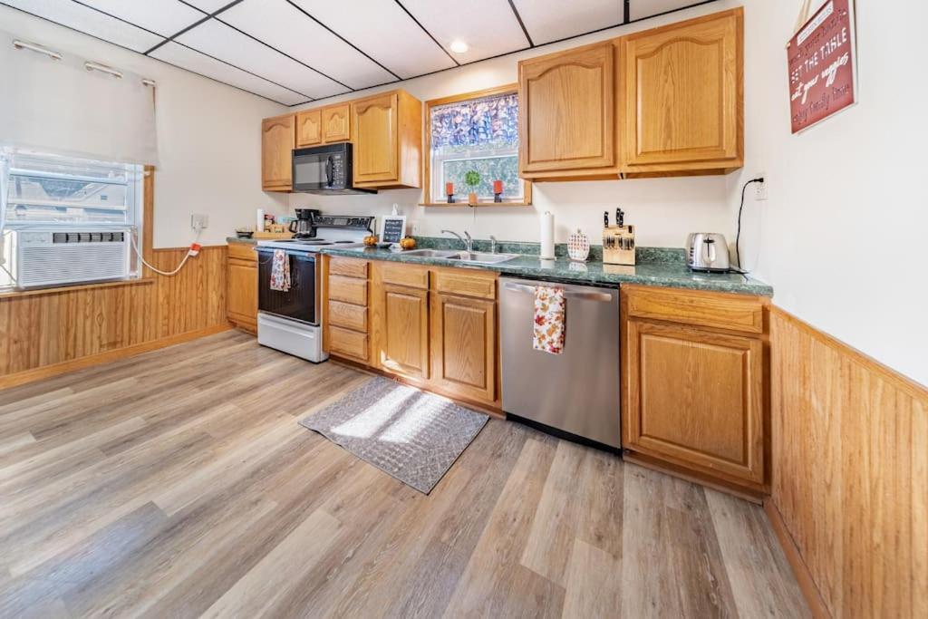 Cottage In The Falls, 2 B, 2 Bath, Fireplace Cuyahoga Falls Exteriör bild